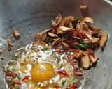 Foto langkah ke 3 dari resep Nasi goreng kampung.