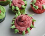 Foto langkah ke 8 dari resep Simple Cupcakes with icing vanilla flower decoration ala Venny.