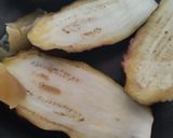 Foto del paso 1 de la receta: Sándwich de berenjena🍆con pera y queso🧀🍯🧅🍐