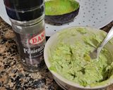 Foto del paso 5 de la receta: Aguacate con queso viejo tostado y espinacas