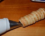 Foto del paso 7 de la receta: Cañoncitos de hojaldre con pastelera