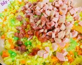 Hình bước làm 4 của món Cơm chiên trứng,lạp xưởng,xúc xích và rau củ