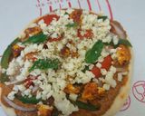 A picture of step 8 of Paneer Tikka Cheese Burst Pizza, without oven.