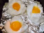 Cơm trứng mây-chả gà-xúc xích bước làm 2 hình