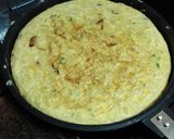 Foto del paso 7 de la receta: Tortilla de papas con cebolla sofrita y perejil picado y ensalada
