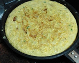 Foto del paso 7 de la receta: Tortilla de papas con cebolla sofrita y perejil picado y ensalada