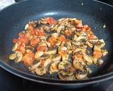 Foto del paso 1 de la receta: Tortitas de tomate y champiñón