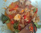 Foto langkah ke 4 dari resep Oseng-oseng Mercon Iga Sapi.