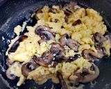 Foto del paso 5 de la receta: Huevos revueltos con champiñones y queso mantecoso