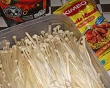 Foto langkah ke 1 dari resep Jamur Enoki Masak Pedas.