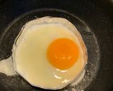 Hình bước làm 2 của món Hamburger Xúc Xích Phô Mai