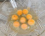 Foto langkah ke 3 dari resep Baked Egg Bacon and Spinach.