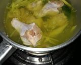 รูปขั้นตอนการทำที่ 3 ของ ต้มยำน่องไก่ใส่เห็ด