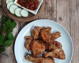 Foto langkah ke 5 dari resep Ayam Goreng Ketumbar dengan Sambal Penyet.