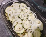 Foto del paso 1 de la receta: Bacalao al kamel al horno con patatas panaderas, calabacín y puerro