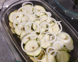 Foto del paso 1 de la receta: Bacalao al kamel al horno con patatas panaderas, calabacín y puerro