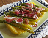 Foto del paso 3 de la receta: Espárragos sobre puré de patatas con queso -aligot-