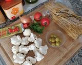 Foto del paso 1 de la receta Fusilli lunghi con coliflor y olivas adobadas