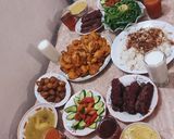 صورة لخطوة 4 من وصفة افخاذ دجاج مع البطاطس والبصل