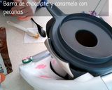 Foto del paso 4 de la receta: Barra de chocolate y caramelo con pecanas TM6