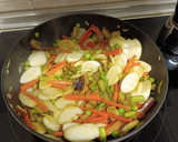 Foto del paso 4 de la receta: Wok de nian gao (pastel de arroz) con verduras