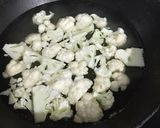 A picture of step 1 of Cauliflower Pakoda.