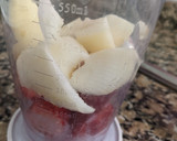 Foto del paso 1 de la receta: 🍓 Licuado de frutilla y pera 🍐