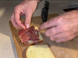 Brioche con ibérico, queso y huevo frito