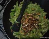 Foto langkah ke 3 dari resep Tumis Pare Teri.