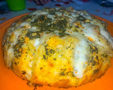 Foto del paso 5 de la receta: Pan casero de ajo relleno de queso y especias🥯🧄🧀🌿
