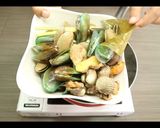 Foto langkah ke 2 dari resep Eps.4 Kerang Saus Padang.
