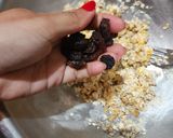 Foto del paso 3 de la receta: Galletitas de avena con pasas y nueces