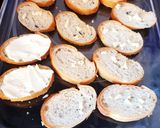Une image de l'étape 2 de Toasts crème de camembert ail et Tomates confites 🍅.