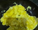 Foto langkah ke 2 dari resep Scrambled Eggs.