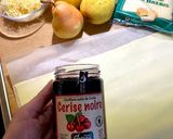 Une image de l'étape 1 de Torsades feuilletées pour l’apéritif poire Williams, confiture de cerise noire et fromage de brebis.