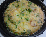 Foto del paso 6 de la receta: Tortilla de guisantes, cebolletas tiernas, y patatas a la hierbabuena
