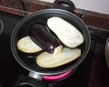 Foto del paso 1 de la receta: Berenjenas rellenas de carne picada y setas al ajillo