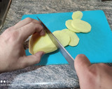 Foto del paso 1 de la receta: Merluza con ajo, perejil y patatas panaderas en 22 minutos