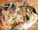 Hình bước làm 5 của món Mì Gói Xào Thập Cẩm Bò Viên & Tôm Tươi Sốt Cà