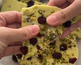 Foto langkah ke 5 dari resep Pistachio Cranberry Bark.