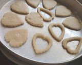 A picture of step 6 of Jim jam cookies.