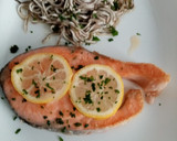 Foto del paso 3 de la receta: Salmón a la plancha con gulas