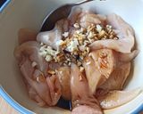 Une image de l'étape 1 de Wok poulet, asperges vertes et amandes grillées.