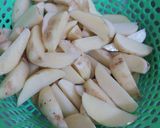 Foto langkah ke 1 dari resep Fried Potato Wedges.