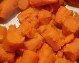 A picture of step 2 of Gajjar halwa.
