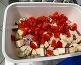 Une image de l'étape 5 de Porc mariné aux aubergines graffiti, tomates et poivron rouge.