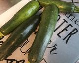 Une image de l'étape 1 de Courgettes bicolores et tomates à l'ail, basilic et persil.