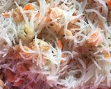 Foto del paso 4 de la receta: Fideos chinos con gambas, salmón y delicias