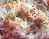 Foto del paso 4 de la receta: Fideos chinos con gambas, salmón y delicias