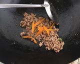 รูปขั้นตอนการทำที่ 3 ของ หมูผัดขิงแจ่วบองใบยี่หร่า